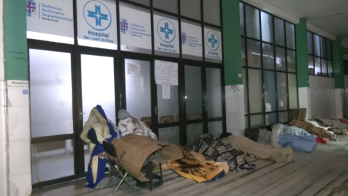 Dormir en el frío por una ficha médica, la dura realidad en hospitales de Santa Cruz