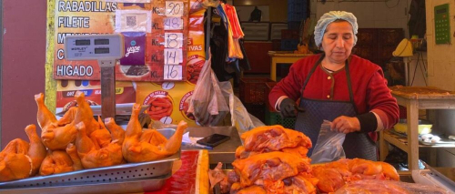 El kilo de pollo se vende por encima de los Bs 31 en La Paz y el producto que llega no abastece, según comerciantes