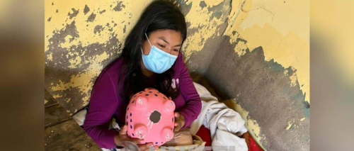 Sale a la luz un video del momento cuando fue apuñalada una joven que vendía frutas; se observa una discusión