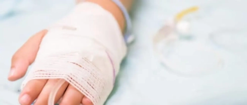 Una bebé con fracturas en la cabeza es internada en un hospital; los padres dicen que se cayó de un sofá, reporta la Fiscalía