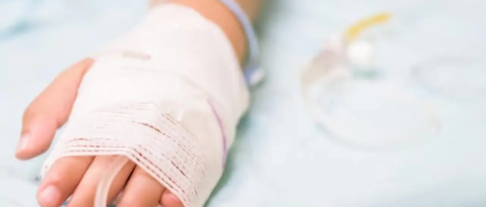 Una bebé con fracturas en la cabeza es internada en un hospital; los padres dicen que se cayó de un sofá, reporta la Fiscalía