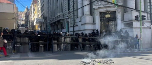 Evistas se retiran de plaza Murillo tras gasificación y la Policía reporta dos uniformados heridos