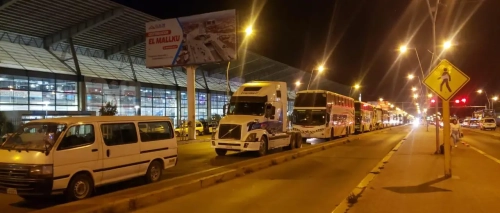 Se cumplen dos semanas con filas en los surtidores y el combustible que llega por Chile tardará una semana más, según YPFB