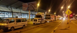 Se cumplen dos semanas con filas en los surtidores y el combustible que llega por Chile tardará una semana más, según YPFB