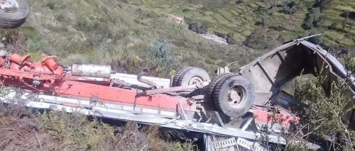 Reportan tres muertos en La Paz por la caída de un camión a un barranco de 500 metros