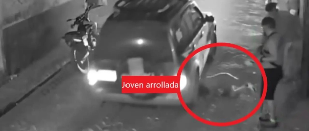 Imágenes sensibles: Una joven cae bajo un vehículo en movimiento y es atropellada; el chofer huyó, reportan en Coroico