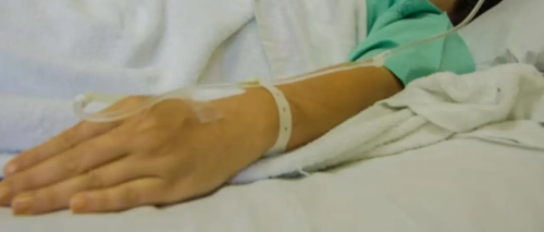 Una mujer lucha por su vida en un hospital luego de recibir 16 puñaladas de su pareja, reporta la Fiscalía