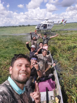 Un grupo de pescadores, los primeros en socorrer a los sobrevivientes de la avioneta accidentada en Beni