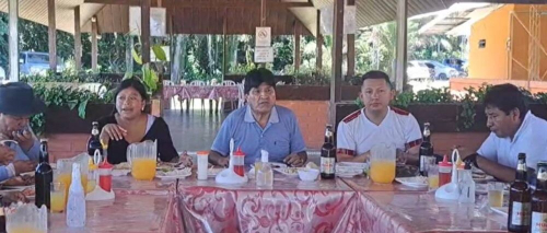 Evo se muestra en un restaurante y dirigente dice que de nuevo saldrá a los nueve departamentos