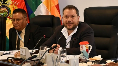 Gobierno: Combustible llegará al país por vía terrestre ante problemas con descarga marítima