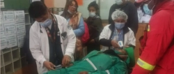 Una mujer que se gana la vida limpiando las calles de La Paz fue atropellada por un minibús