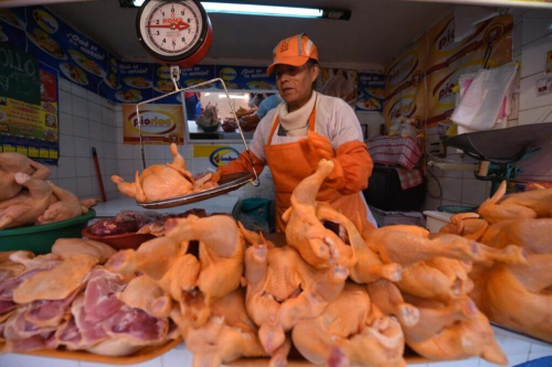 La venta de carne de pollo reduce un 50% por altos precios