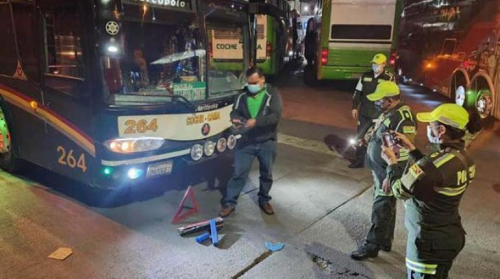 Hallan a un hombre sin vida cerca de un bus dentro de la Terminal de Cochabamba