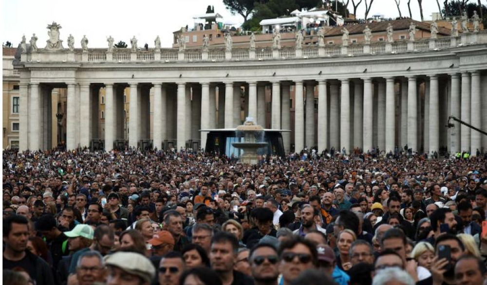 Mundo: Más de 300.000 fieles esperan la primera fumata