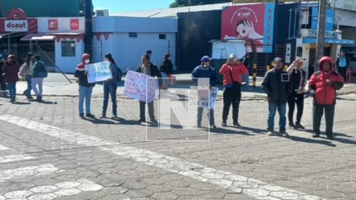 "Si no dializamos, morimos": En muletas y sillas de ruedas, pacientes renales protestan en Santa Cruz